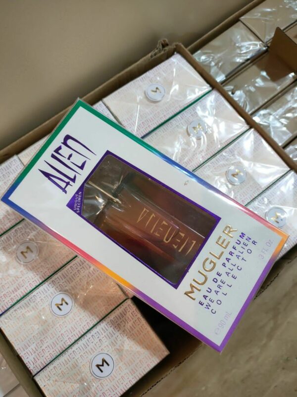 12079.jpg Assorted perfumes